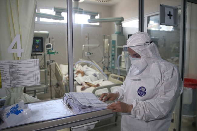 Entübe hastalar nefes alabilsin diye fedakarca mücadele ediyorlar